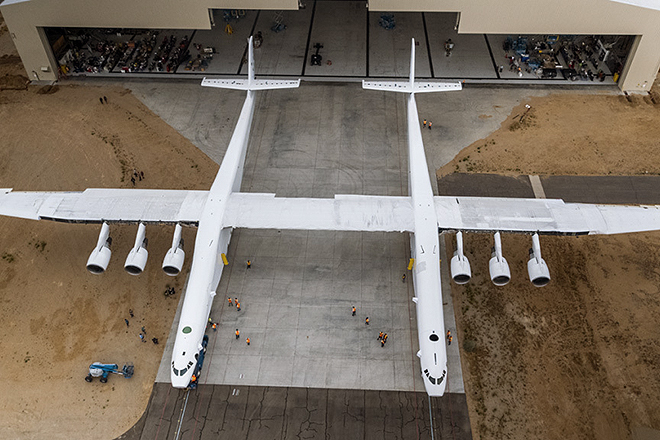 El avin a la entrada del hangar en que se encuentra normalmente, con una superficie de 9.600 metros cuadrados.