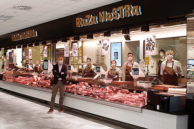 Carlos Rodrguez, CEO de Raza Nostra, junto a todo el equipo en la carnicera en el Mercado de Chamartn.