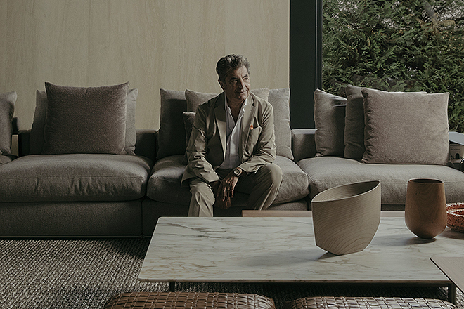 Antonio Citterio, sentado sobre un Groundpiece, su sof best-seller para Flexform.