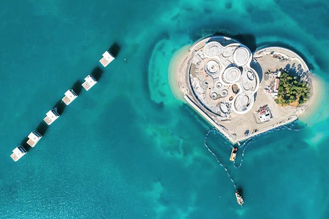 Isla con forma de corazn en homenaje a Maldivas.