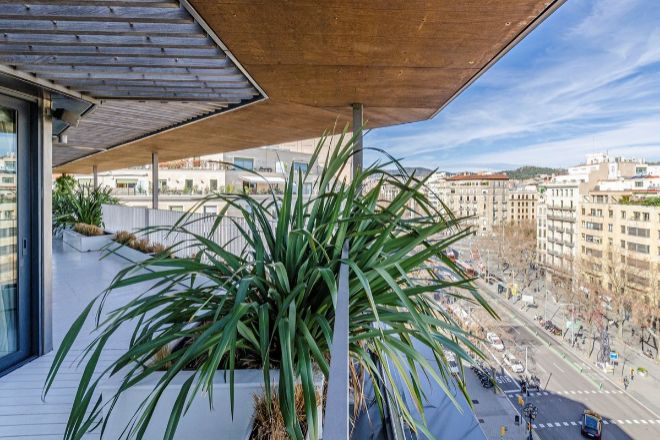 La terraza que rodea el tico que ocupa el chafln entre el Paseo de Gracia y la calle Rosell, en Barcelona.