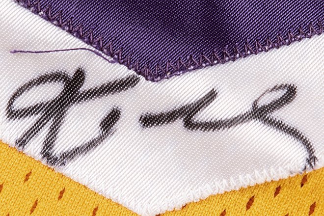 Parte frontal de la camiseta y detalle de la firma del jugador en el dorsal (Goldin Auctions). 
