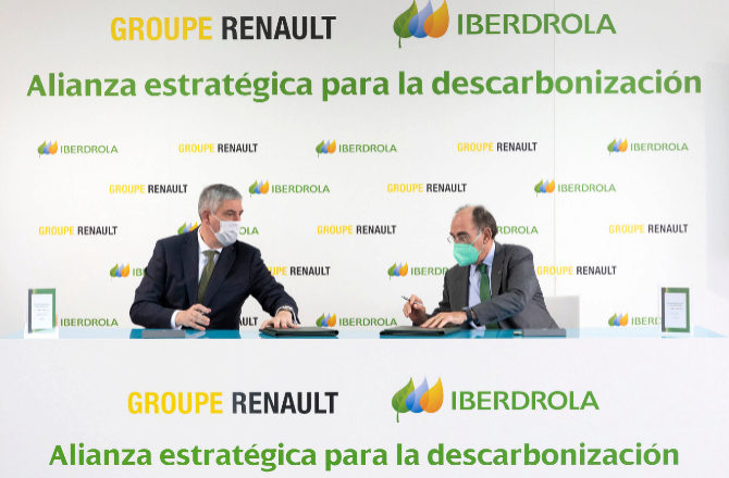 El grupo Renault con el representante de Iberdrola