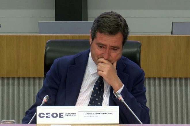 Captura de vídeo que muestra al presidente de CEOE, Antonio Garamendi, emocionado al recibir este miércoles en Madrid la ovación y el aplauso de la asamblea general de la CEOE puesta en pie.