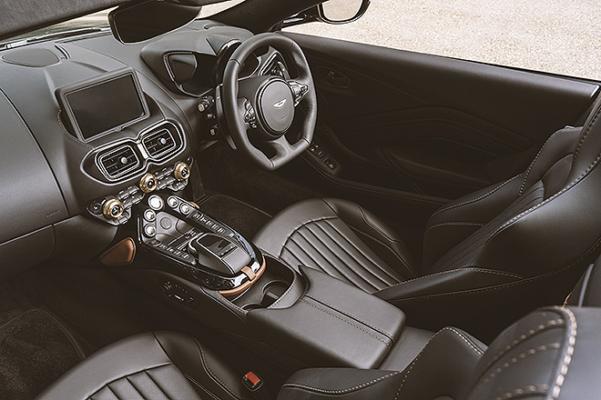 Interior del Vantage Roadster A3, con asientos estriados de cuero negro microperforado y costuras en contraste de color tostado.