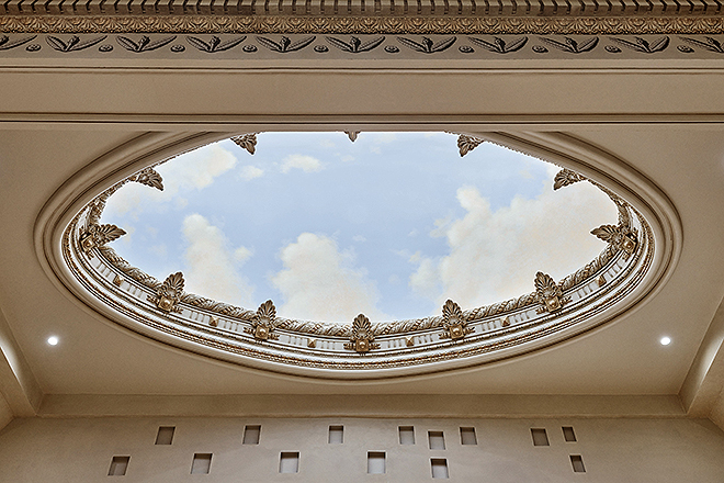 El cielo con querubines de la bóveda, que había sido pintado en una restauración previa, ha sido sustituido por un cielo más minimalista.