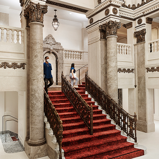 Espectacular la escalera con pasamanos de bronce y columnas de mármol.