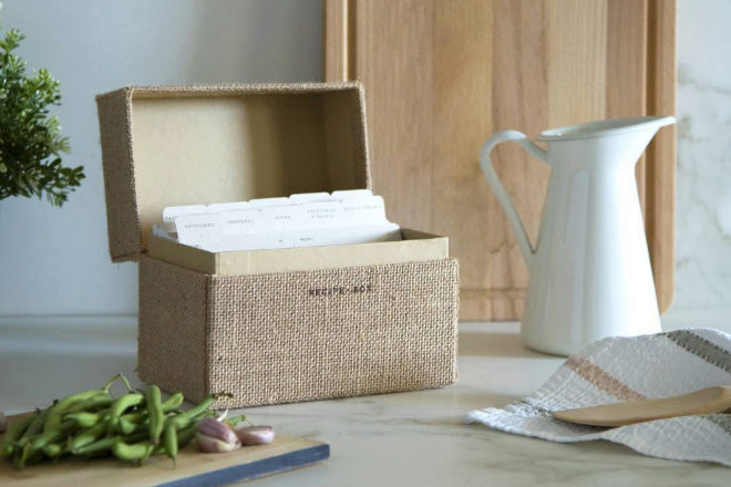 Recetario en formato caja, con 50 fichas de papel de piedra, el ms sostenible;  las fichas son impermeables y se pueden lavar con agua y jabn. Precio: 49,99 euros.