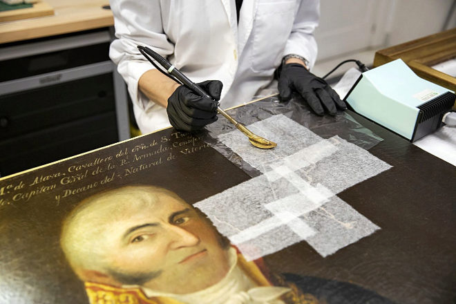 Conservacin. Una restauradora repara un lienzo del marino Ignacio Mara de lava en el taller de Bellas Artes.