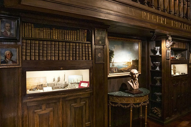 Personaje. Sala del Patronato del Museo Naval de Madrid, con el busto del marino Federico Gravina realizado por Gaetano Merchi.