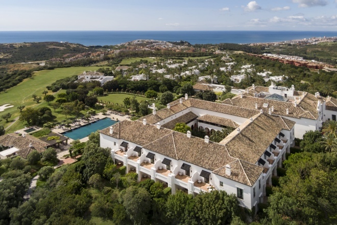 El complejo de lujo Finca Cortesn se extiende a lo largo de una finca de 215 hectreas con vistas a la montaa y al Mediterrneo; hay transfer gratuito a la playa.