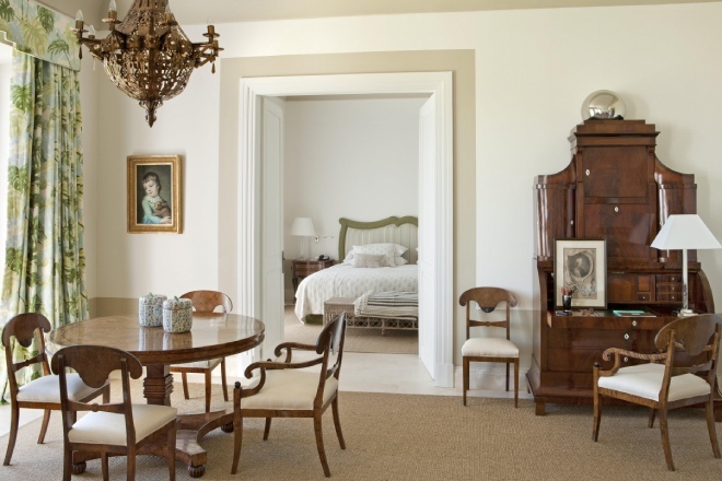 Los muebles antiguos dan carcter a la decoracin de las suites de Finca Cortesn y estn a la venta.