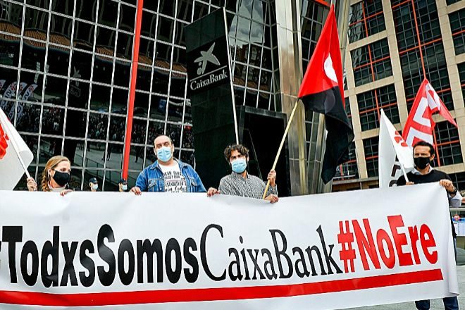 Manifestacin de empleados de CaixaBank durante la negociacin del ERE.