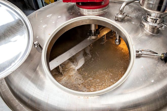 Cómo hacer cerveza artesana: el grano molido de la cebada se convierte en mosto al macerar durante largo tiempo en agua caliente.