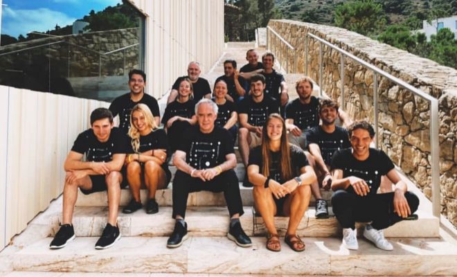 El chef catalán sentado con el equipo de nuevos 'bullinianos' de la segunda convocatoria de elBulli1846 y con su equipo, el pasado junio.