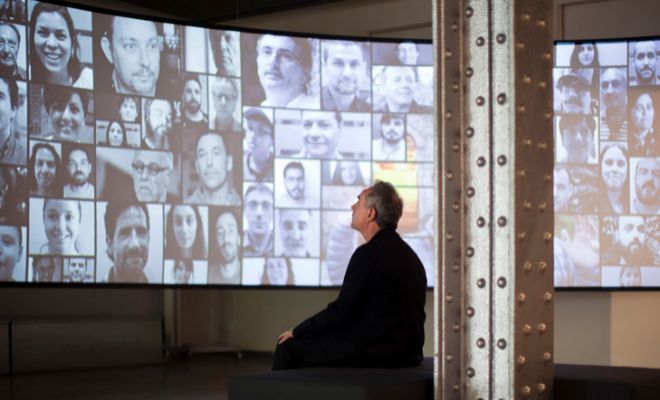 Ferran Adrià, sentado en la exposición 'Auditando el proceso creativo', en Fundación Telefónica (Madrid), en 2014.