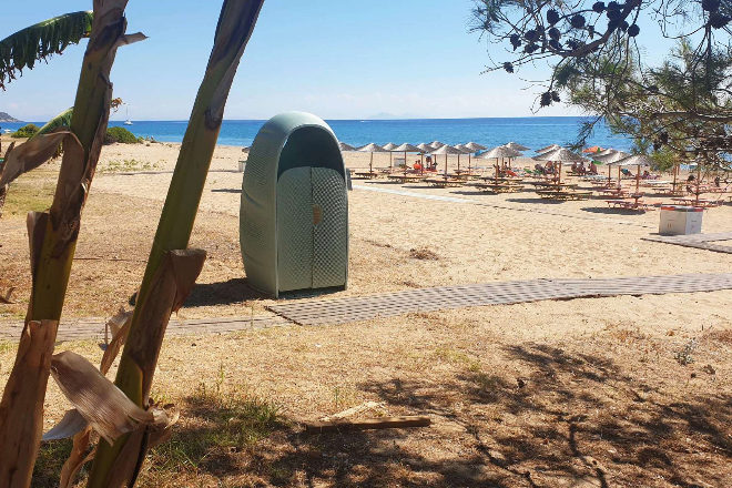 La caseta de The Raw instalada en una playa griega este verano.