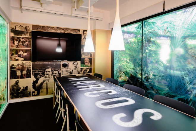 Sala de reuniones inspirada en la serie "Narcos", de Lagranja Design para Xcelirate.
