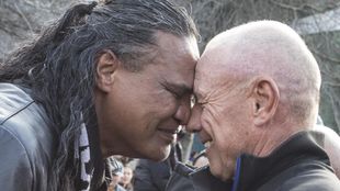 Grant Dalton (dcha.), realizando el saludo tradicional maorí, el...