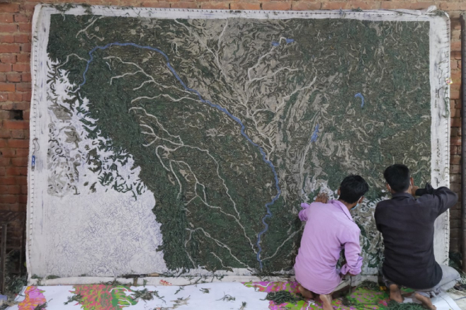 Proceso de fabricacin de la alfombra-mapa que con su impactante reproduccin de los relieves y el curso del Gange sirve para denunciar su contaminacin. 
