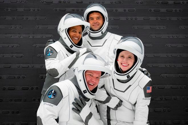 Los miembros de la tripulación posan durante la prueba de trajes en el Centro Espacial Kennedy en Florida.