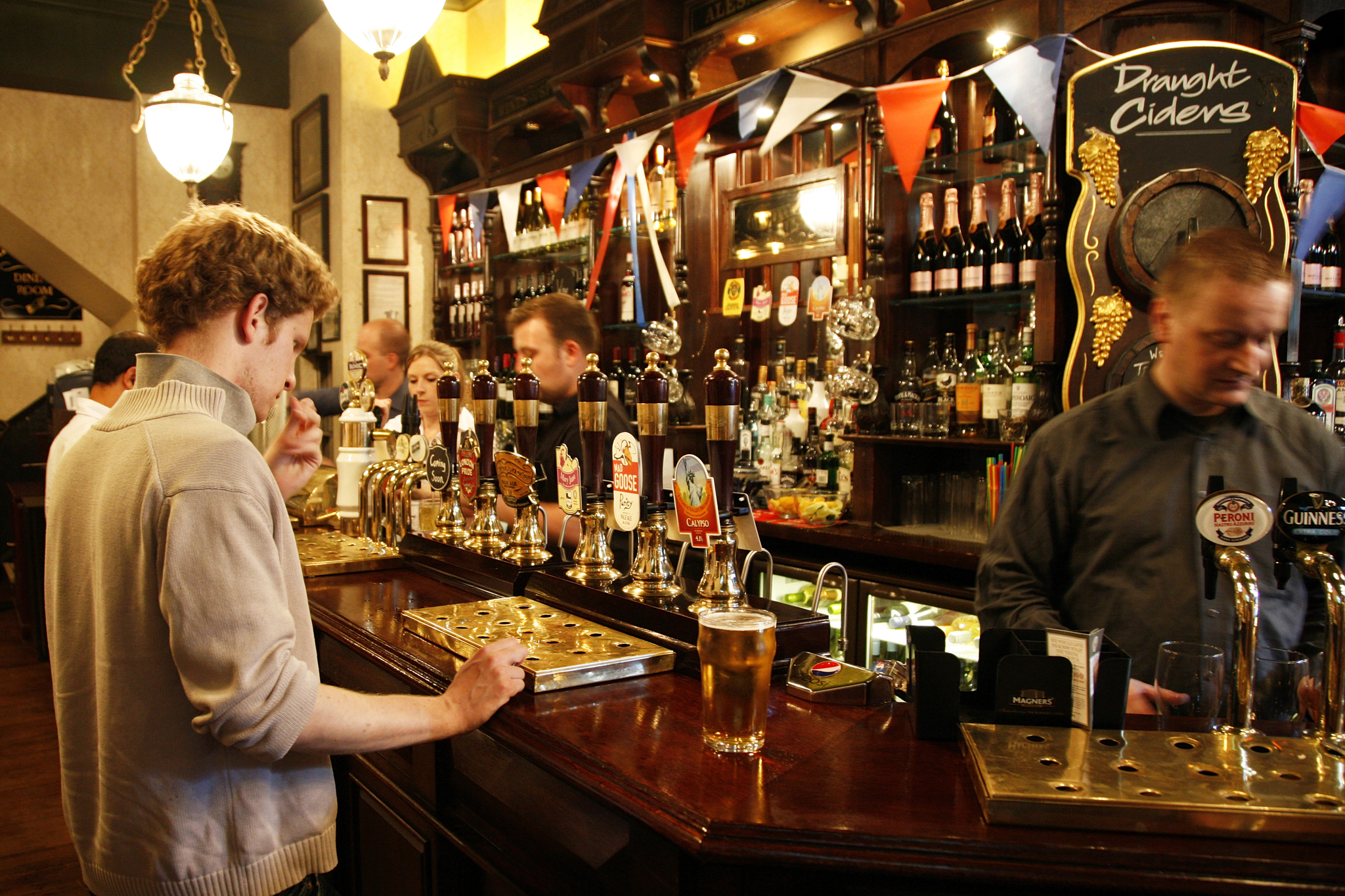 Pubs, restaurantes y hoteles británicos se revuelven contra el IVA del 20%