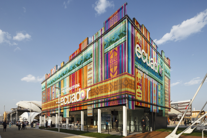 Pabellón de Ecuador en la Expo de 2015 forrado con cortinas metálicas de 9 m. de altura y hasta 25 m. de ancho.