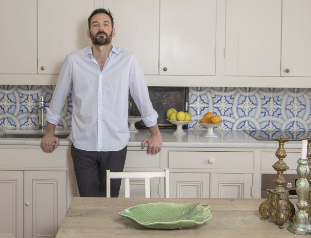 Erico Navazo fotografiado en la cocina de su casa.