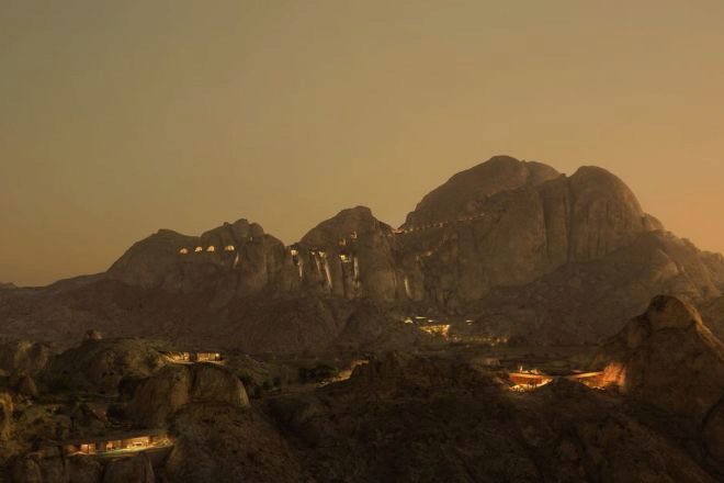 Desert Rock desaparece durante el da y aparece por la noche con sus luces.