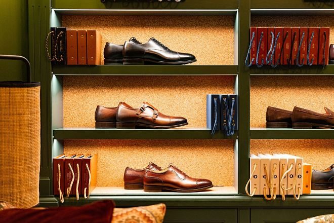  La sastrería ofrece también una amplia selección de calzado.