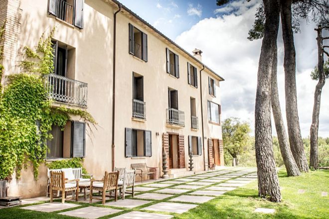 Con ocho habitaciones, el hotel tiene una bonita fachada orientada al jardn y a la Sierra de Mariola (Alicante).