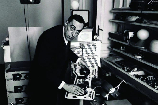 Achille Castiglioni con el packaging de la lmpara Parentesi en 1971.
