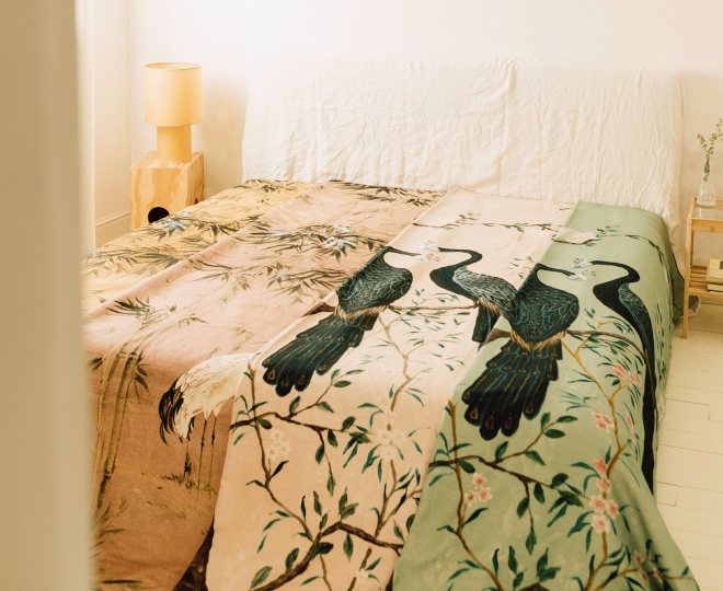 Los cuatro modelos de la primera coleccin de homewear de Coordonn superpuestos encima de la cama. 