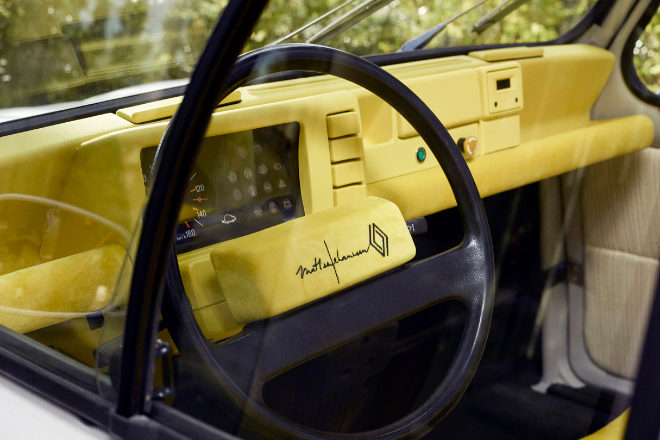 Salpicadero amarillo de Suite N°4, rediseño del mítico Renault 4L.