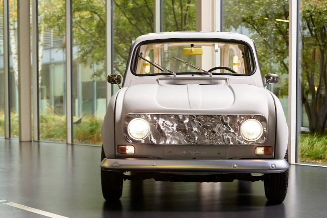 Vista frontal del nuevo Renault 4L donde se aprecia la parrilla de aluminio diseñada por Mathieu Lehanneur.