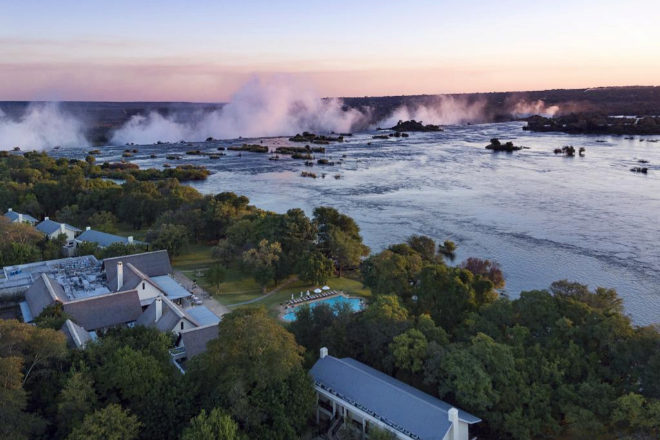 La espectacularidad de las cataratas Victoria (Zambia) atrae a turistas intrépidos y experimentados.
