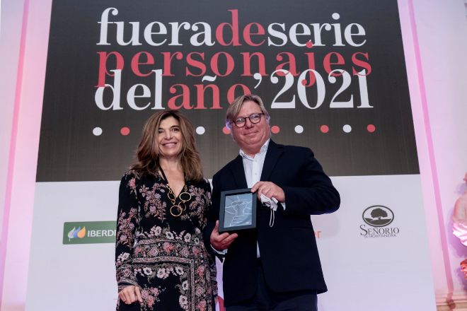 Xandra Falcó, presidenta del Círculo Fortuny, entregó el premio Enología a Peter Sisseck. 