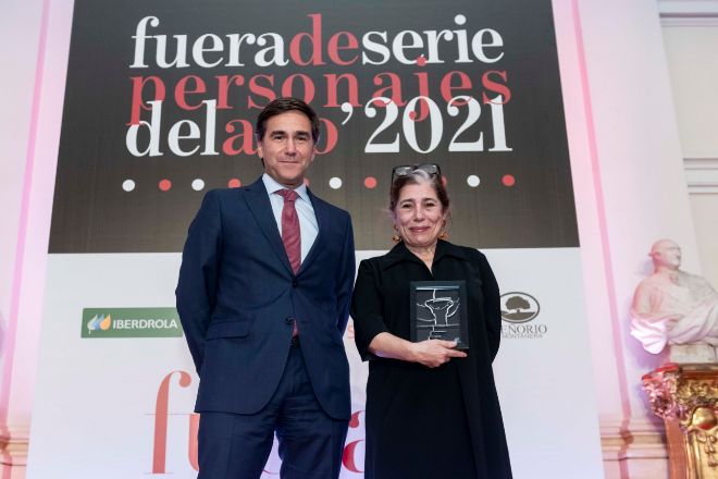 Raúl Castillo, director comercial de Unidad Editorial, entregó el premio de Interiorismo y Diseño a Mariví Calvo, de LZF Lamps.