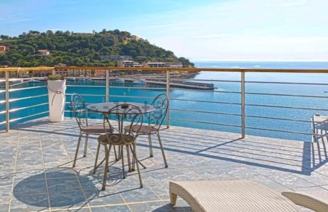 Hotel de 4 estrellas de 7.800 m en Ibiza en primera lnea de playa,...