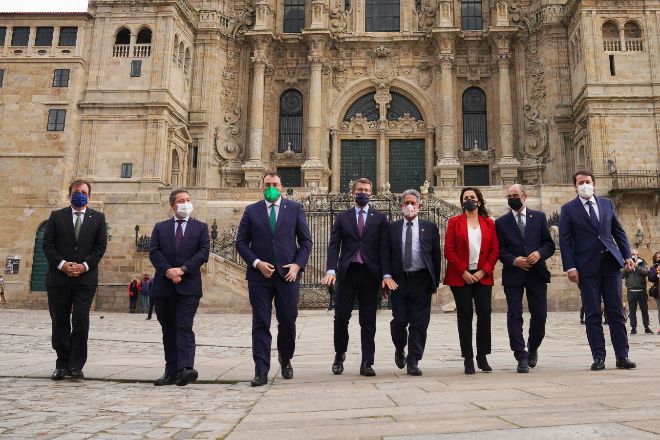Los presidentes autonómicos que han participado en la cumbre posan en la Plaza del Obradoiro.