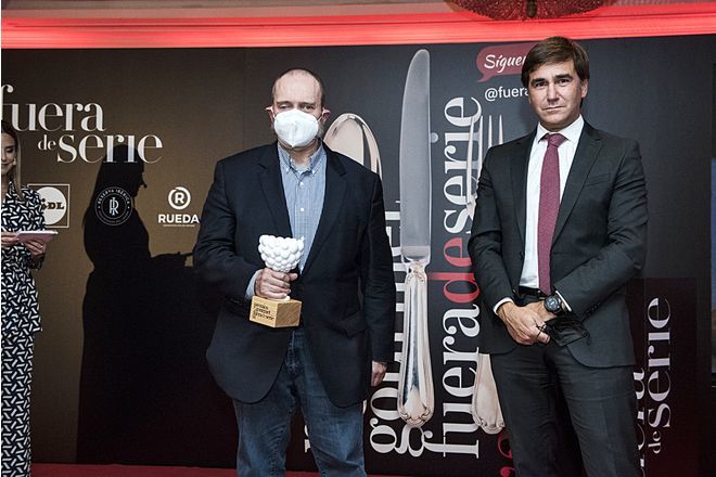Philippe Regol, Premio Gourmet Fuera de Serie 2021 en Divulgacin Gastronmica, y Ral Castillo, Director Comercial de Unidad Editorial.