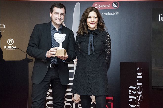 Josep Roca, en nombre de Andreu Carulla, recogi el Premios Gourmet Fuera de Serie 2021 en la categora Interiorismo por el restaurante Normal, de manos de Sonia Aparicio, redactora jefe de Fuera de Serie.