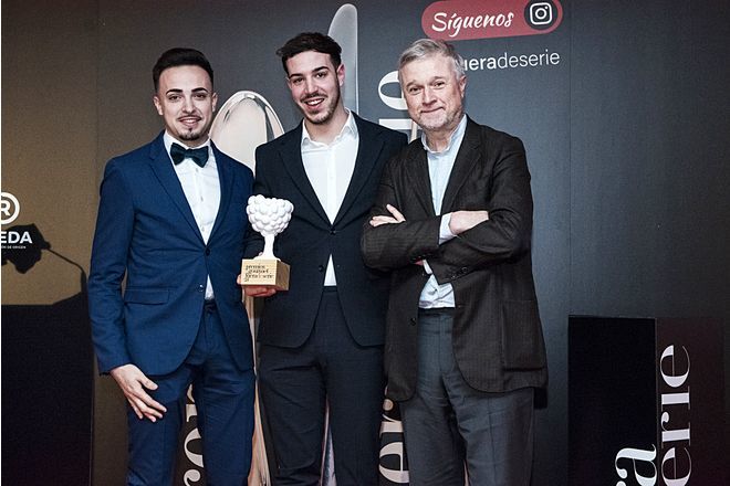 Premios Gourmet Fuera de Serie 2021 en la categora de Joven talento para Javier Sanz y Juan Sahuquillo, chefs de Caitas Maite, junto a Juan Manuel Bellver, miembro del jurado.