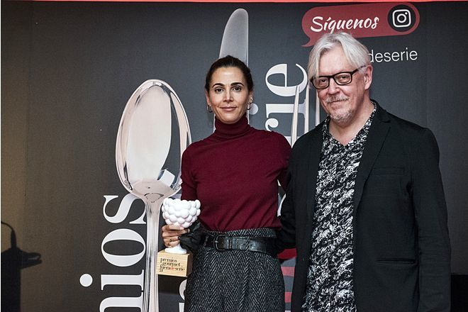 El Premios Gourmet Fuera de Serie 2021 en la categora de Joven talento fue para Horcher: Elisabeth Horcher lo recogi de manos del miembro del jurado Federico Oldenburg.