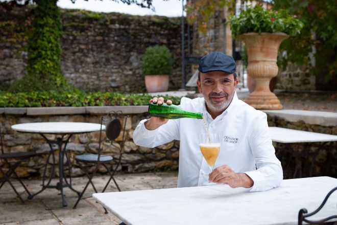 El chef Jesús Sánchez en el jardín de su restaurante El Cenador de Amós.