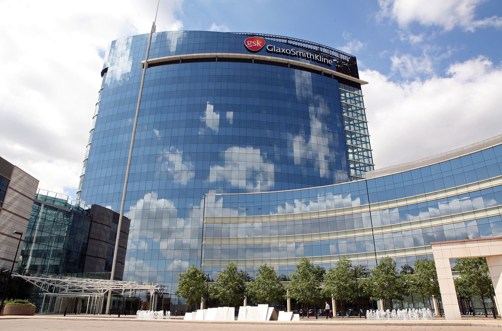 AstraZeneca negocia la fusión con Bristol Myers para crear un gigante farmacéutico de 350.000 millones