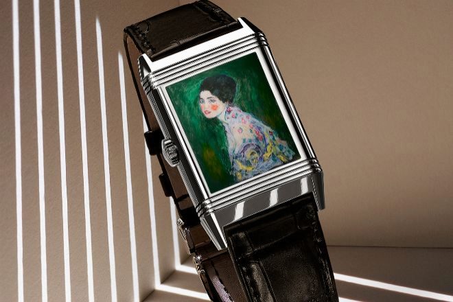 El Reverso cuyo fondo reproduce la obra "Retrato de una dama", de Gustav Klimt. 