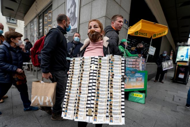 Una vendedora ambulante de lotería de Navidad el pasado 7 de diciembre de 2021, en Madrid.