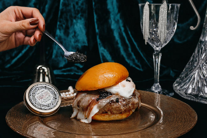 La hamburguesa Millonaria se sirve con una lata de 20 gramos de Caviar París 1925 para que el propio cliente remate el plato al gusto o se tome el caviar por separado.