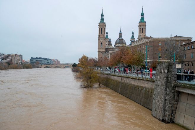 Imagen del río Ebro ayer a su paso por la ciudad de Zaragoza. El medidor de aguas sobrepasó ayer los cinco metros conforme se acercaba la punta de la crecida, según la Confederación Hidrográfica.